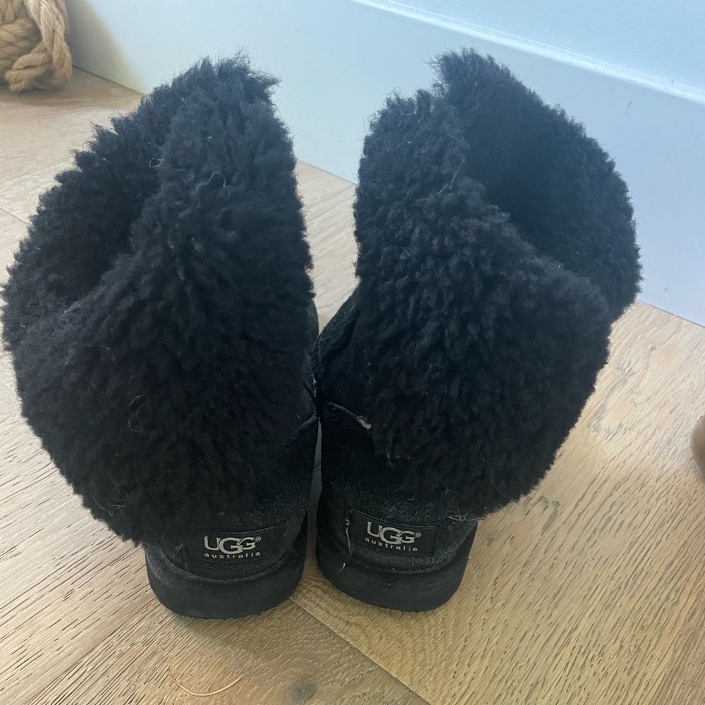 Ugg mini Bailey button size 7